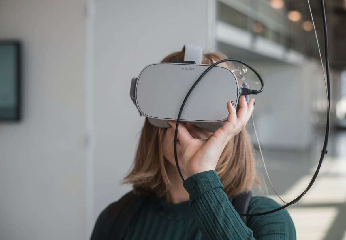 Virtual Reality (VR)